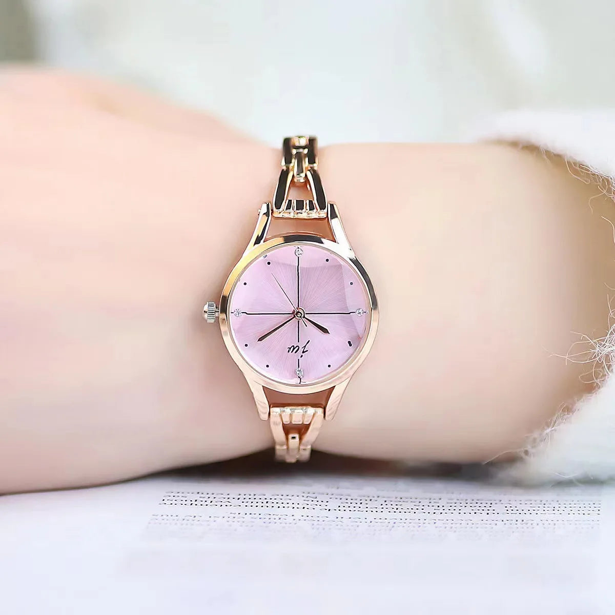 Elegant Rose Gold Women's Bracelet Watch - Luxury Rhinestone Quartz